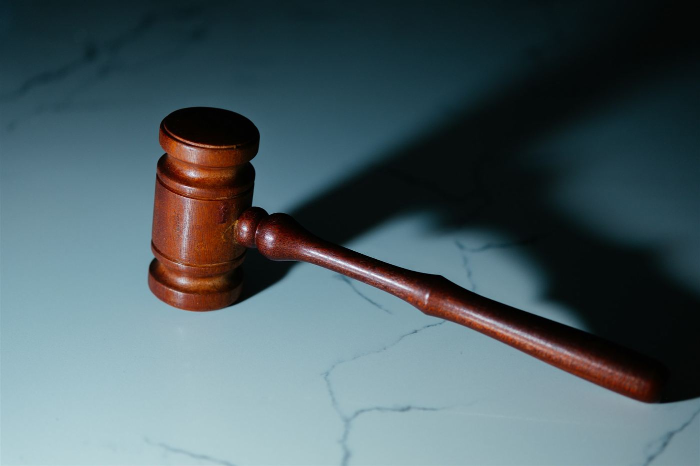 Martelo de juiz representando a decisão judicial a favor do consumidor